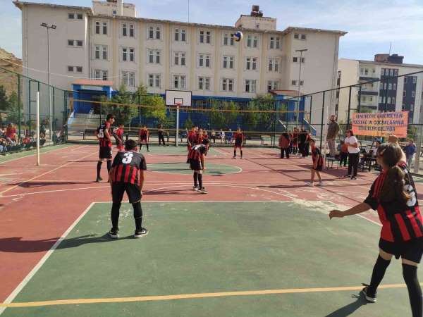 Batman'da voleybol turnuvasında kızlar ve erkekler aynı takımda oynadı