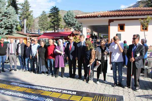 Amasya'da görme engellilere beyaz baston dağıtıldı