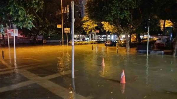 Adana'da 45 dakikalık sağanak yolları su altında bıraktı