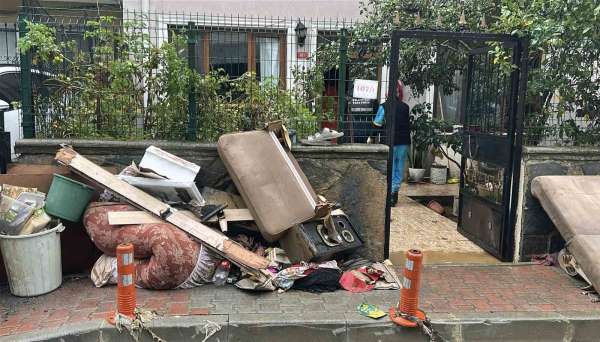 Beykoz'da su baskının bilançosu gün ağarınca ortaya çıktı: Sular altındaki eşyalar tahliye edildi