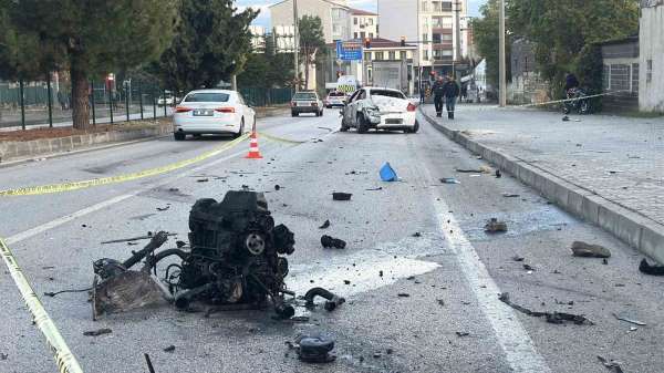 Burdur'da feci kaza: Otomobilin motoru yerinden koptu, sürücüsü ağır yaralandı