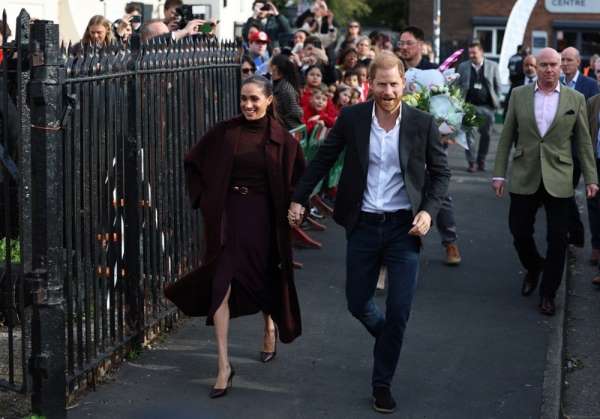İngiltere'ye dönen Prens Harry ve Megan, ilk kez kamuoyu önüne çıktı