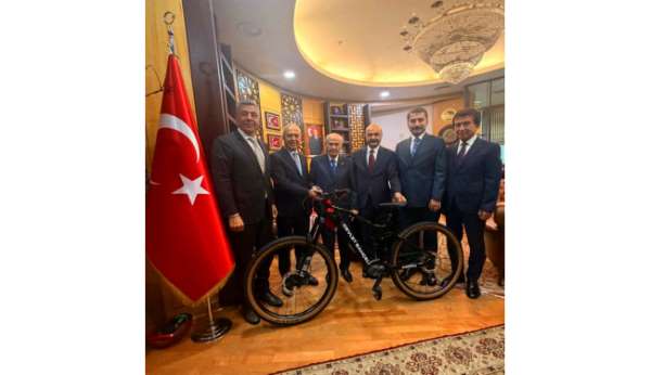 Türkiye Bisiklet Federasyonu heyetinden Devlet Bahçeli'ye ziyaret