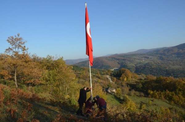 Köyünün en tepesinde Türk bayrağı dikti 