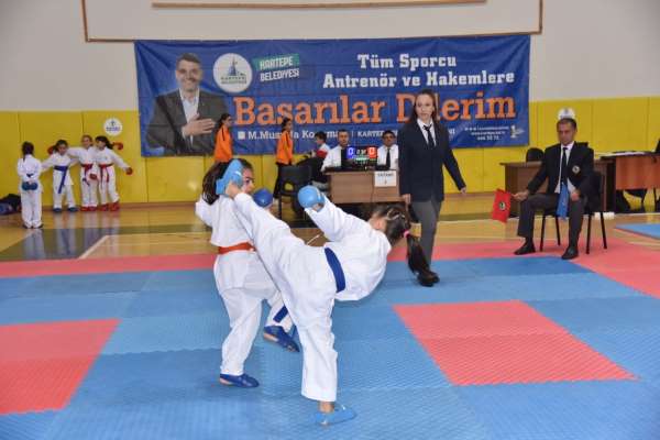 Minik bedenler karate şampiyonasında ter döktü