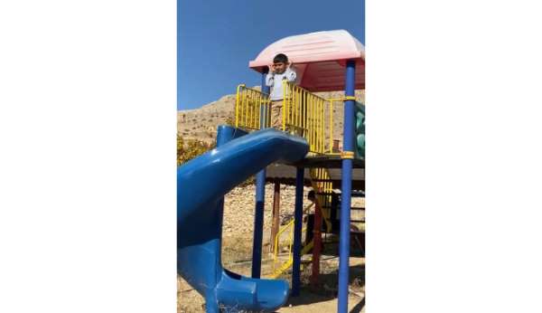 Şehit Sekin'in babasının cenaze töreninde duygulandıran an: Oyun oynamayı bırakan çocuk parkta namaz kıldı