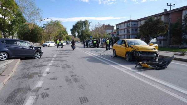 Edirne'de iki otomobil çarpıştığı kazada metrelerce fren izi: 2 yaralı