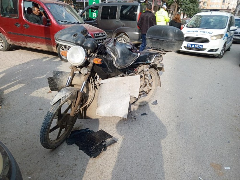 Samsun'da hafif ticari araç ile motosiklet çarpıştı: 1 yaralı