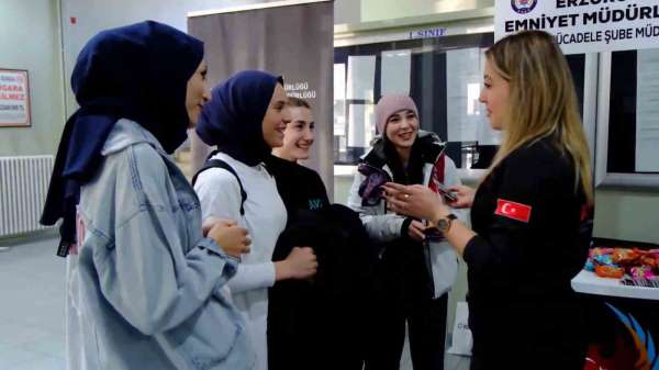 Polis üniversite öğrencilerine terör örgütleri konusunda bilgilendiriyor