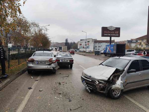 Zincirleme kazada 1'i bebek 3 kişi yaralandı