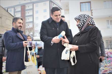 İpekyolu Belediyesi bez torba dağıttı 