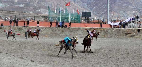 Erzincan'da ata sporu cirit yaşatılıyor 