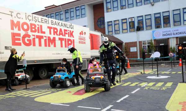 Çocuklar, 'Mobil Trafik Eğitim Tırı'nda kuralları öğrendi