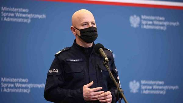 Polonya Emniyet Müdürü Szymczyk, kendisine verilen hediyenin patlaması sonucu yaralandı