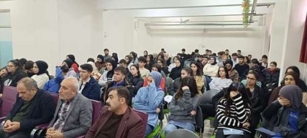 Çermik'te üniversiteye hazırlanan gençlere seminer verildi