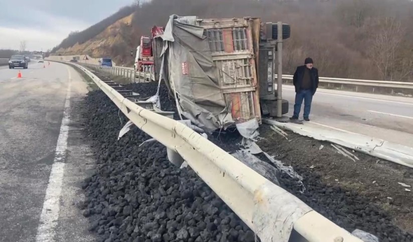 Samsun'da kömür yüklü tır yan yattı