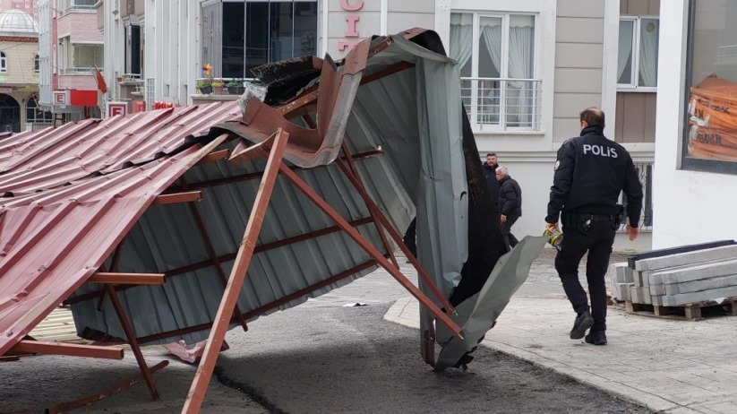 Samsun'da şiddetli lodostan çatılar uçtu