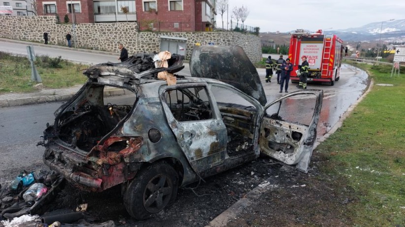 Samsun'da kız istemeden dönen ailenin aracı alev alev yandı