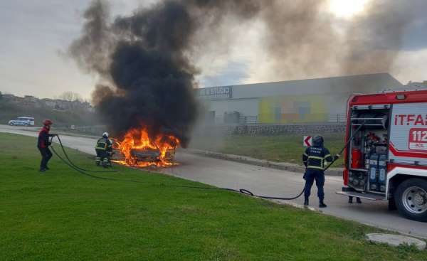 Samsun'da kız istemeden dönen ailenin aracı alev alev yandı