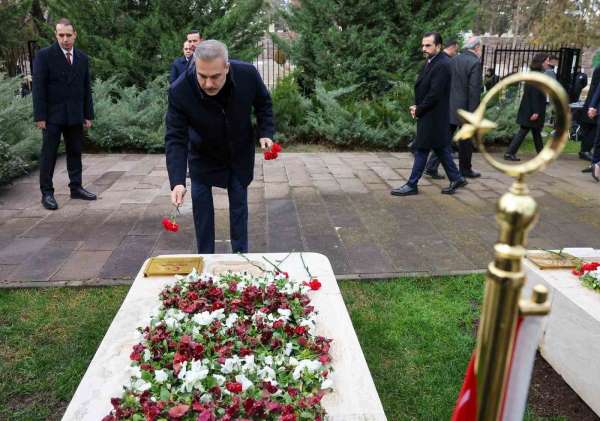 Bakan Fidan, 16.Büyükelçiler Konferansı öncesi Dışişleri Şehitliği'ni ziyaret etti