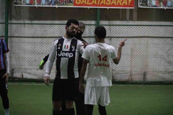 Bu maçta pas işaret dili ile isteniyor, 'gol' sesi çıkmıyor