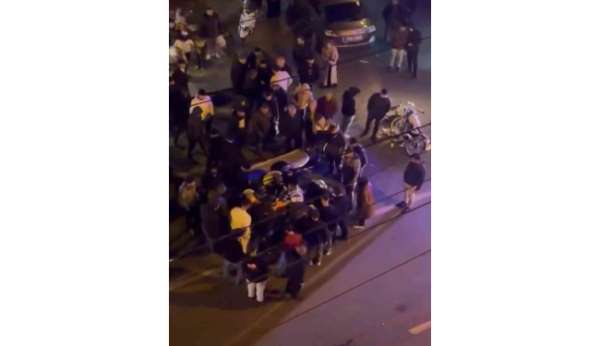 Kaza yapan motosiklet sürücüsünün acılar içinde bağırması kameraya yansıdı