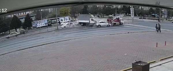 Ortalığın savaş alanına döndüğü kaza kamerada