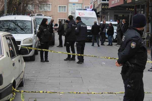 Yoldan geçenleri bıçakladı: 1'i ağır 3 yaralı