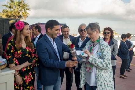Başkan Günel, ilk seferini yapan gemiden inen turistleri çiçeklerle karşıladı 