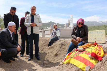 TÜM-İŞ Genel Başkanı Şahin, iş kazasında hayatını kaybeden gencin mezarını ziyar