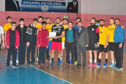 Öğrencilerden Yozgat Bozokspor'a tatlı ikramı 