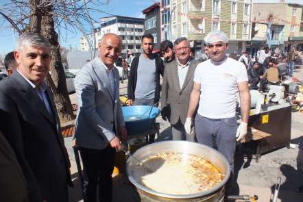Belediyeyi AK Parti kazanınca tatlı dağıttı 