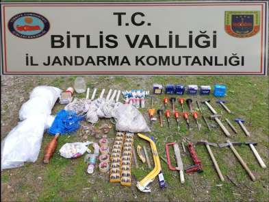 Bitlis'te teröristlere ait sığınak ve patlayıcı ele geçirildi 