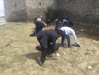Ardahan'da mahalle sakinleri çevre temizliği yaptı 