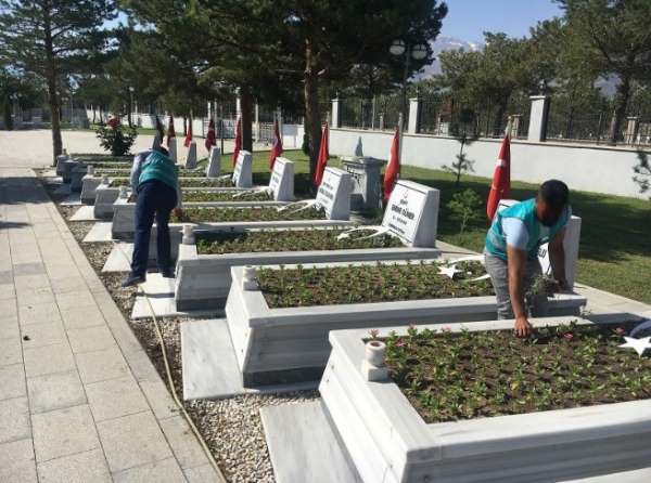 Erzincan'da yükümlüler şehit mezarlarını temizledi 