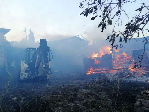 Bayat'ta yangın: 4 ev kül oldu 