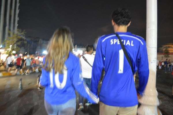 Liverpool'lu taraftarların Taksim'de kupa coşkusu 