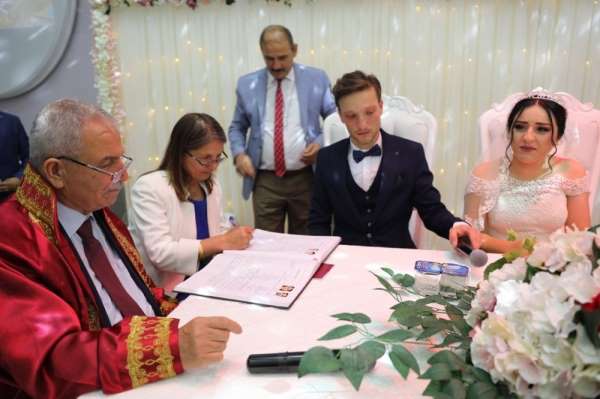 Başkan Demirtaş'tan genç çifte nikah sürprizi 