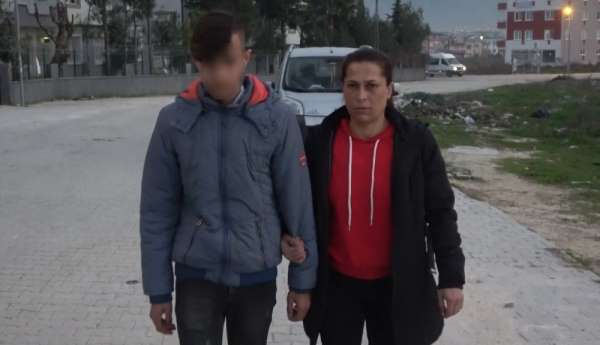 Arkadaşını bıçakla tehdit edip tokatladı 