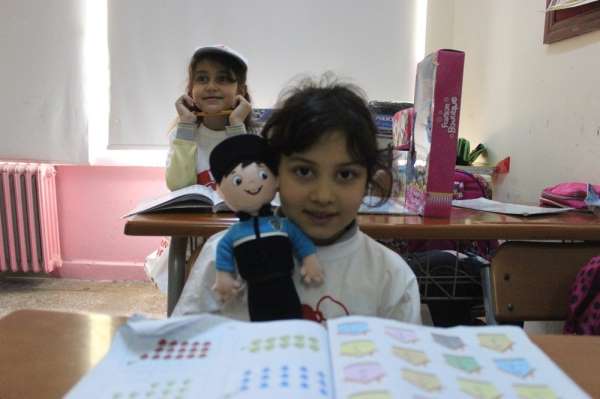 Yazmayı öğrenince ilk tebrik kartını emniyet genel müdürüne gönderdi, okuluna he