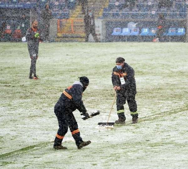 Başakşehir-Sivasspor maçında zemim beyaza büründü 