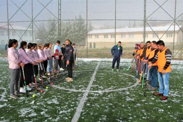 Tarlada çalıştıktan sonra Türkiye birinciliği için karda hokey oynuyorlar 