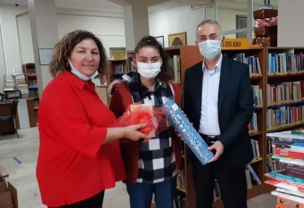 Taşova'da kitap kurtları ödüllendirildi 