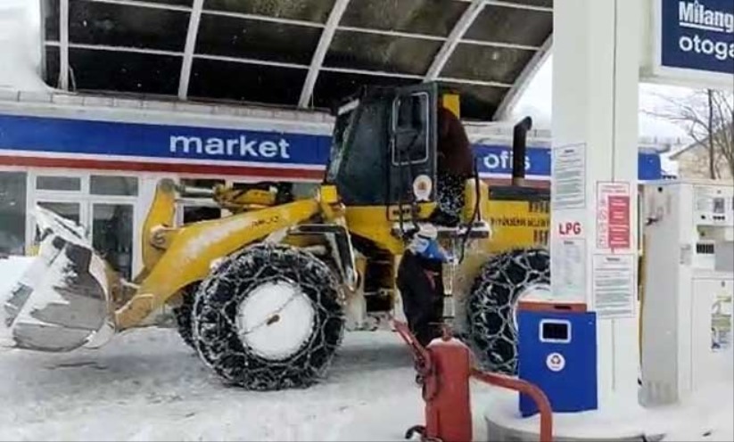 Samsun'da ateşlenen bebek, iş makinesiyle ambulansa yetiştirildi