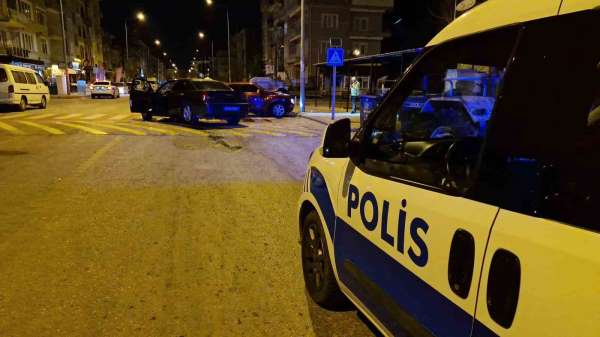 Karaman'da 2 kişinin yaralandığı kaza anı kamerada