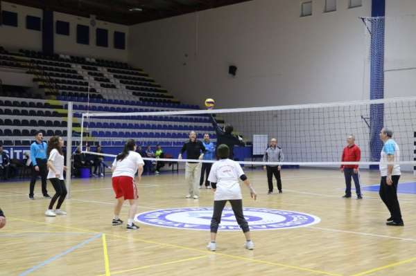 Aydın protokolü ve bayan gazetecilerden anlamlı maç 