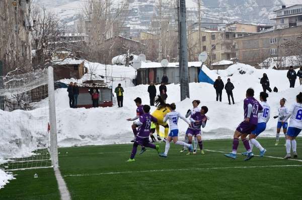 Hakkarigücü Spor, Karadeniz Ereğli Belediye Spor'u 3-0 yendi 