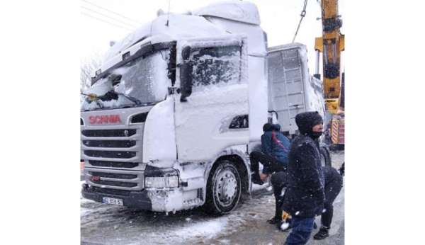 Devrilen tır ve maddi hasarlı kazalar ulaşımda aksamaya neden oldu