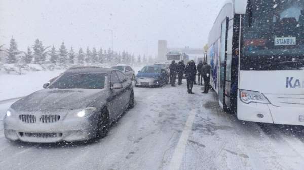 Kazalar otoyolu trafiğe kapattı