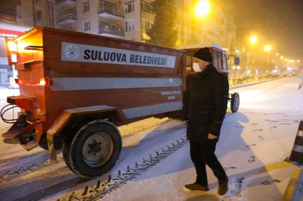 Suluova'da ekiplerin yoğun kar mesaisi